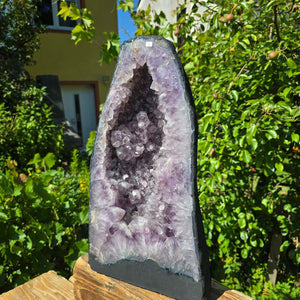 Amethyst Druse – Geode - 49x26x14cm und 21kg – Steinwelten OG - Nr. 3 im Garten, leuchtende helle Kristalle, Brasilien, Dekoration