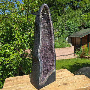 Amethyst Druse – Geode - 68x22x19cm und 25,8kg – Steinwelten OG - Nr. 42 displayed outdoors