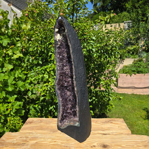 Amethyst Druse – Geode - 68x22x19cm und 25,8kg – Steinwelten OG - Nr. 42 on wooden platform outdoors.