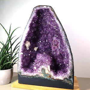 Amethyst Druse – Geode - 34x47x25cm und 39,2kg – Steinwelten OG - Nr. 450, a unique decor piece for stylish interiors.
