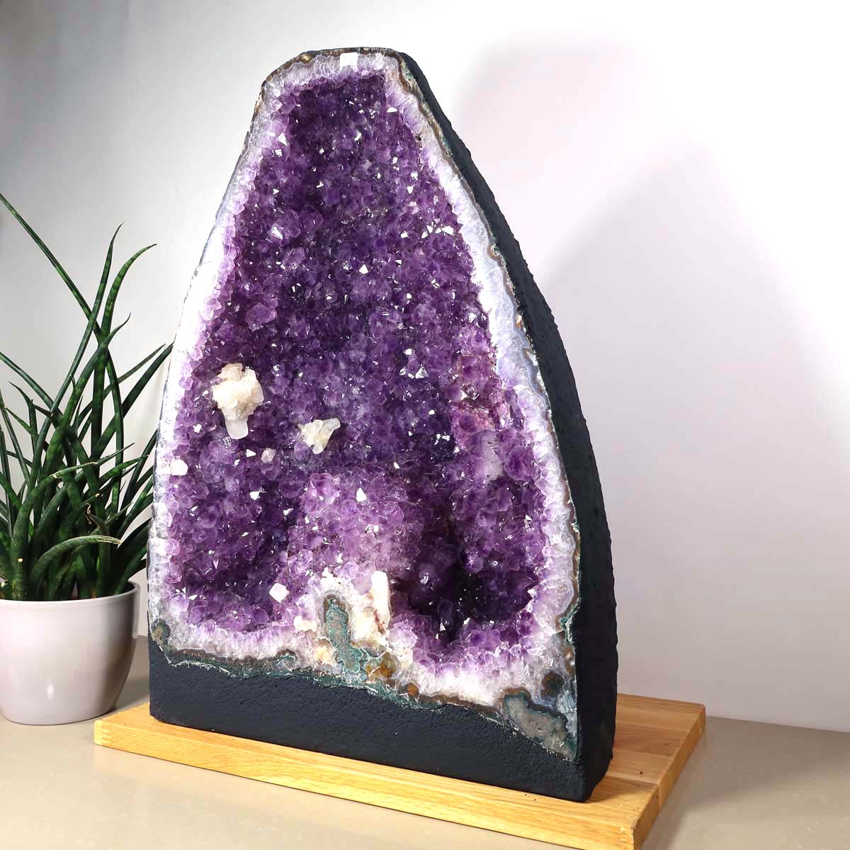 Amethyst Druse – Geode - 34x47x25cm und 39,2kg – Steinwelten OG - Nr. 450, featuring unique crystal structure in a home setting.