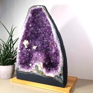 Amethyst Druse – Geode - 34x47x25cm und 39,2kg – Steinwelten OG - Nr. 450, featuring unique crystal structure in a home setting.