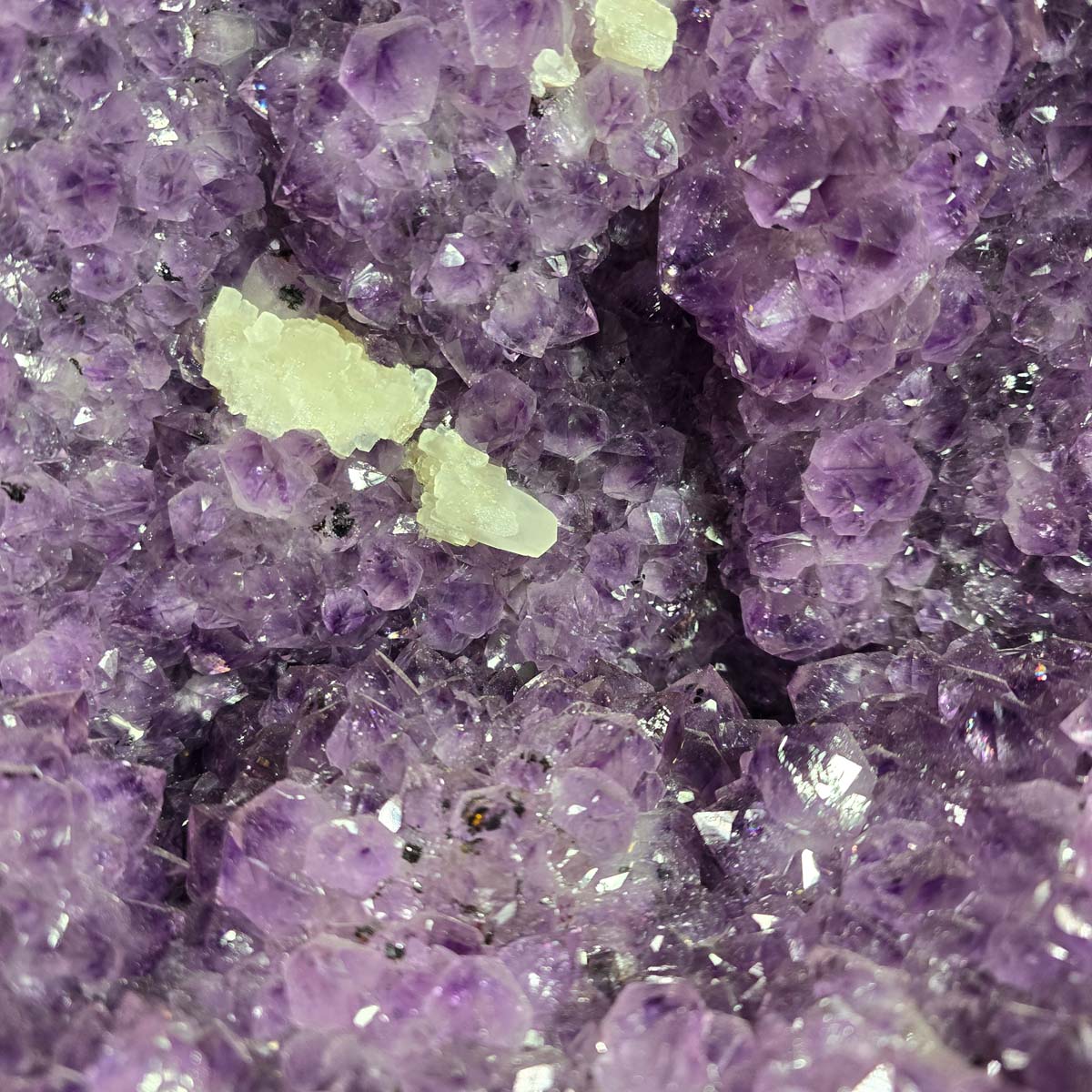 Close-up of Amethyst Druse – Geode - 34x47x25cm und 34,4kg – Steinwelten OG - Nr. 453, showcasing unique crystal formations.