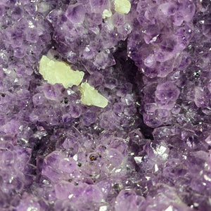 Close-up of Amethyst Druse – Geode - 34x47x25cm und 34,4kg – Steinwelten OG - Nr. 453, showcasing unique crystal formations.