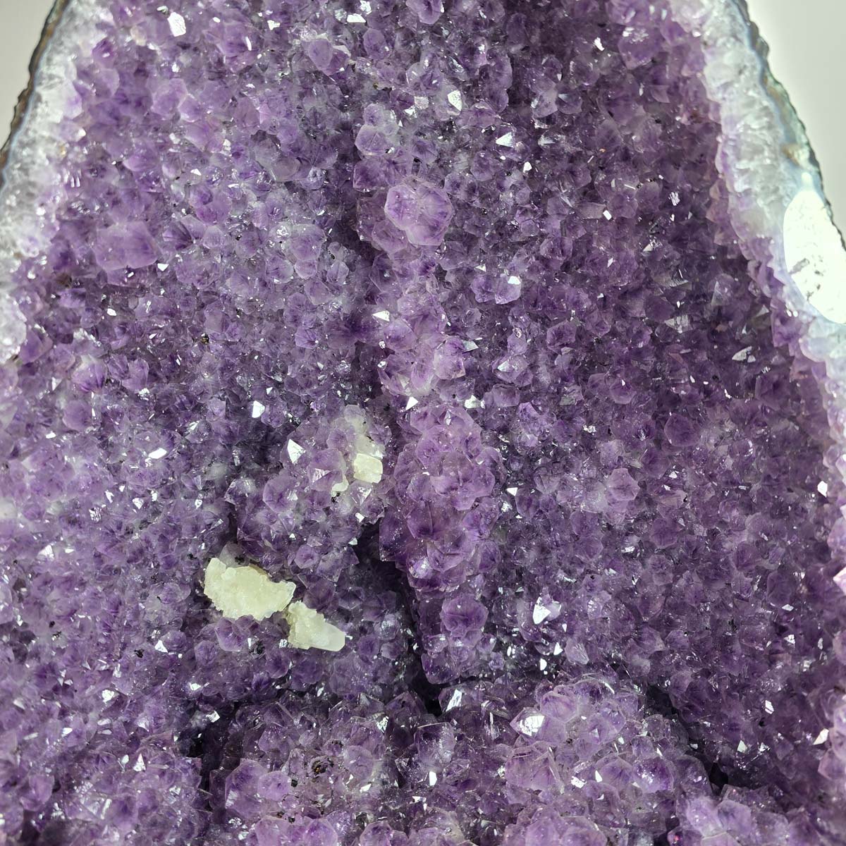 Amethyst Druse – Geode - 34x47x25cm und 34,4kg – Steinwelten OG - Nr. 453, unique purple crystal formation for stylish interiors.