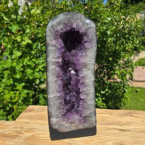 Amethyst Druse – Geode - 50x21x19cm und 25kg – Steinwelten OG - Nr. 47 in lush garden setting