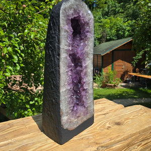 Amethyst Druse – Geode - 50x21x19cm und 25kg – Steinwelten OG - Nr. 47 auf Holzuntergrund im Freien
