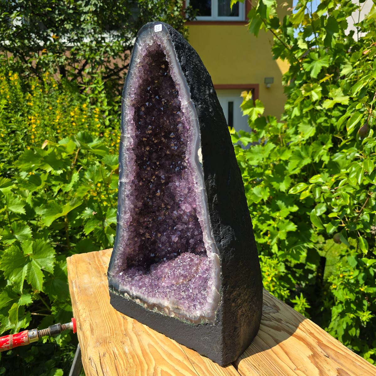 Amethyst Druse – Geode - 48x27x22cm und 22,8kg – Steinwelten OG - Nr. 50 displayed outdoors