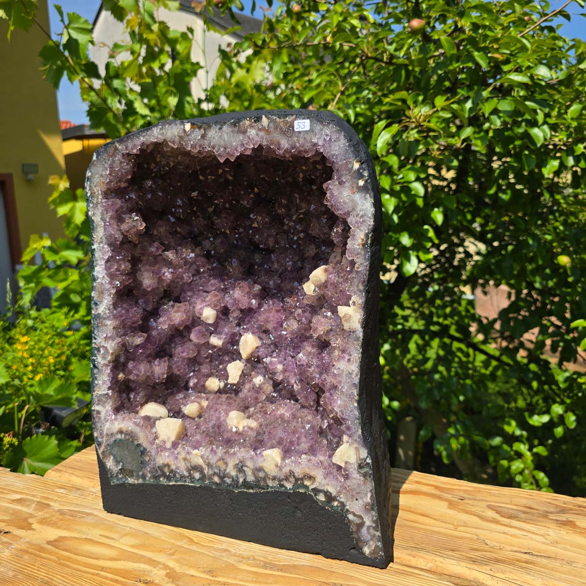 Amethyst Druse – Geode - 43x32x22cm und 31,2kg – Steinwelten OG - Nr. 53 in garden setting