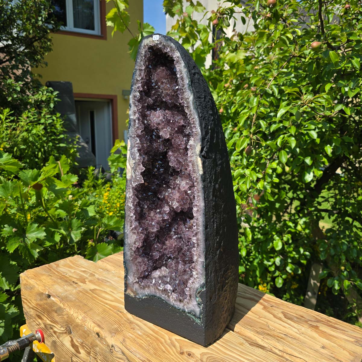 Amethyst Druse – Geode - 57x22x22cm und 28kg – Steinwelten OG - Nr. 64 displayed outdoors
