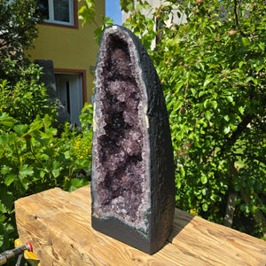 Amethyst Druse – Geode - 57x22x22cm und 28kg – Steinwelten OG - Nr. 64 displayed outdoors