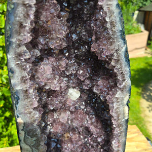 Amethyst Druse – Geode - 57x22x22cm und 28kg – Steinwelten OG - Nr. 64, ideal for elegant interiors and therapeutic spaces.