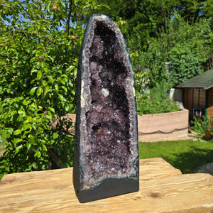Amethyst Druse – Geode - 57x22x22cm und 28kg – Steinwelten OG - Nr. 64, unique home decor piece in a garden setting.