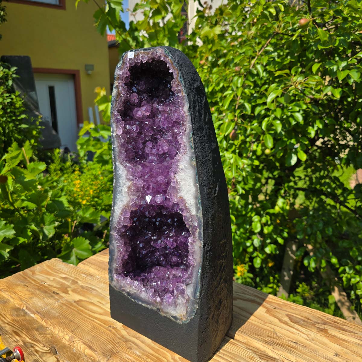 Amethyst Druse – Geode - 52x24x20cm und 25,6kg – Steinwelten OG - Nr. 88 in a garden setting