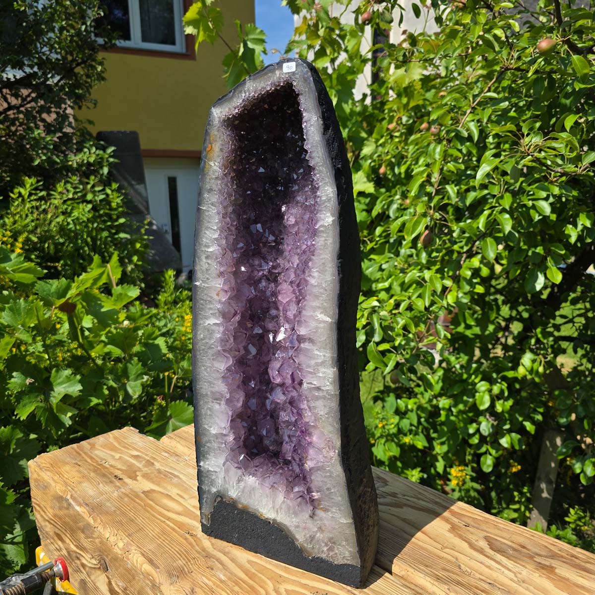 Amethyst Druse – Geode - 54x23x21cm und 24kg – Steinwelten OG - Nr. 90 displayed outdoors