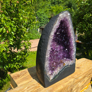 Amethyst Druse – Geode - 47x33x23cm und 34,2kg – Steinwelten OG - Nr. 96, ideal for decor and meditation, displayed on a wooden surface.