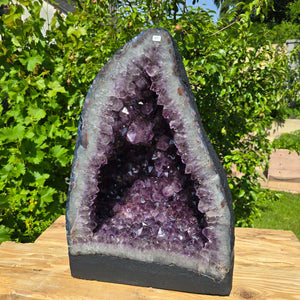 Amethyst Druse – Geode - 50x35x20cm und 37,6kg – Steinwelten OG - Nr. 99, displayed outdoors, unique home decor piece.