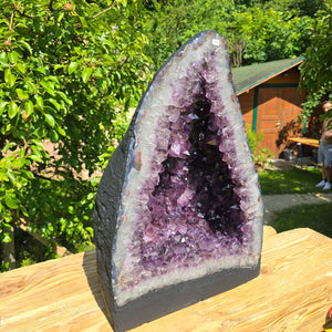 Amethyst Druse – Geode - 50x35x20cm und 37,6kg – Steinwelten OG - Nr. 99 in natural setting on wooden table