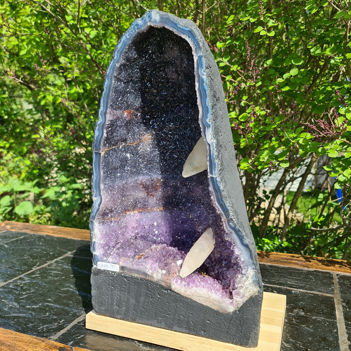 Amethyst Druse mit Calcit Spitzen Nr. 89