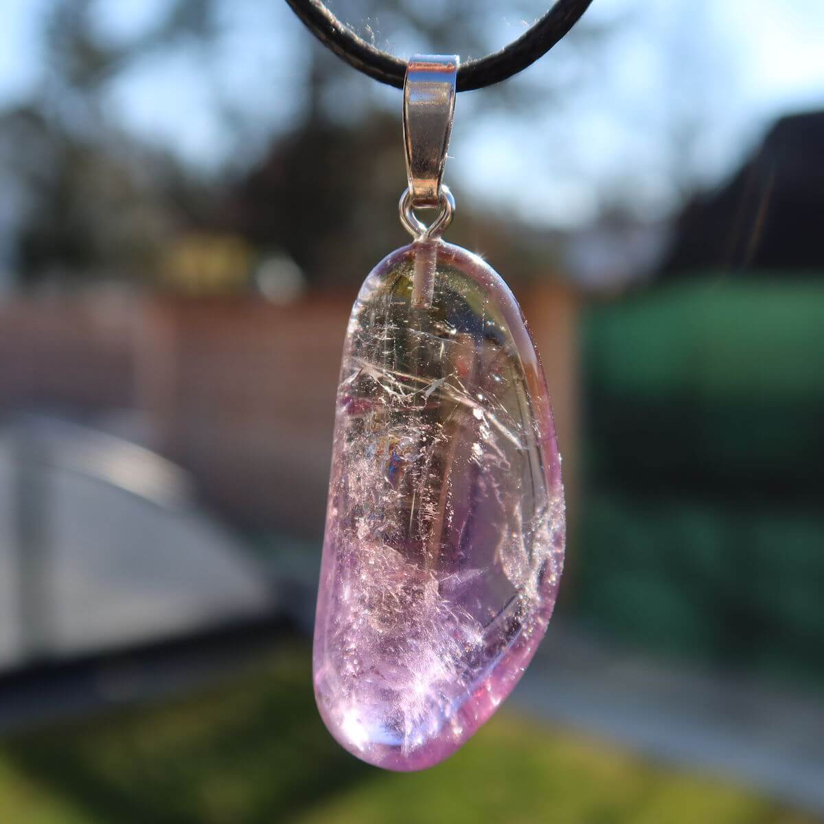 Ametrin Anhänger mit Silberöse, 38mm, zeigt violett-goldene Farbverläufe, symbolisiert Harmonie und Kreativität, UNIKAT Nr. 3