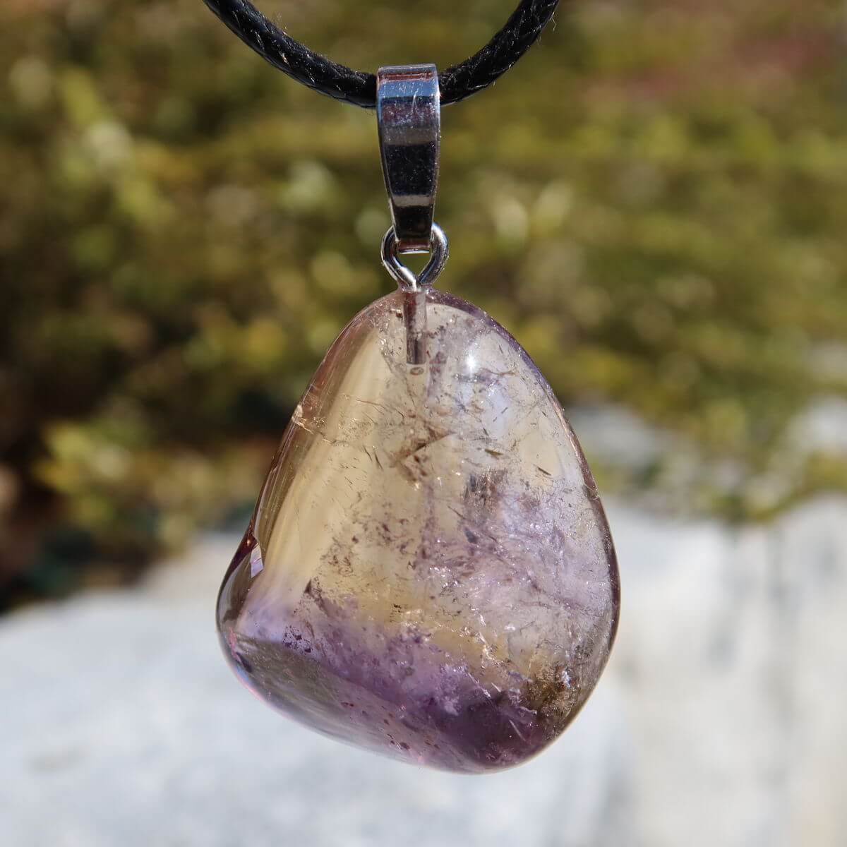 Ametrin Anhänger mit Silberöse, 30mm, featuring natural violett-golden hues symbolizing harmony and creativity. UNIKAT Nr. 8.