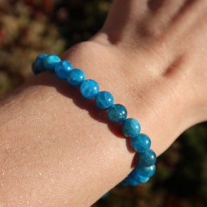 Apatit 1A Edelstein Armband - 1 Stück - in Varianten 4-6-8 oder 10mm, auf einem Handgelenk getragen, zeigt die lebendige Farbe der Edelsteine.