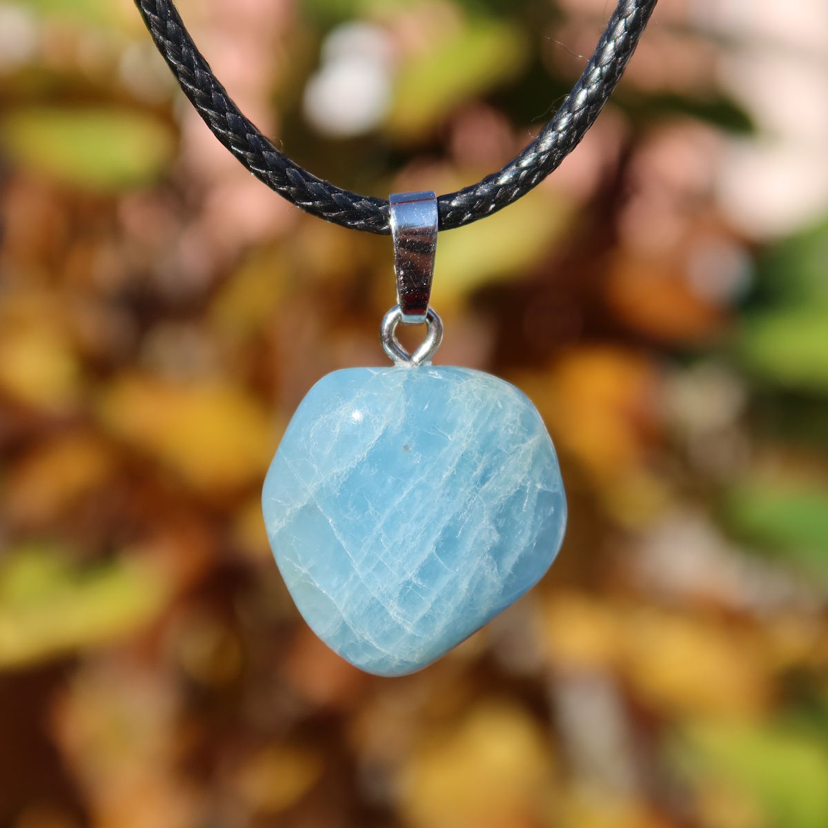 Natürlicher Aquamarin Anhänger 20mm - Ausgeglichenheit und frische Energie - UNIKAT Nr. 13, zarter hellblauer Anhänger am Lederband