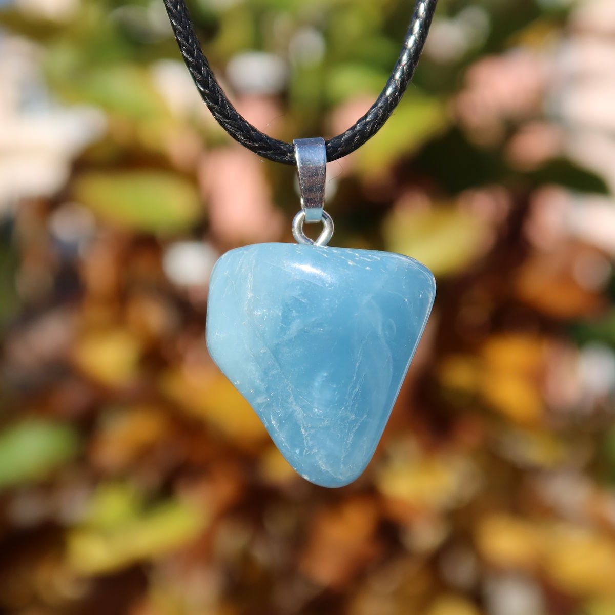 1A Qualität Aquamarin Anhänger 25mm - Ausgeglichenheit und frische Energie - UNIKAT Nr. 14 in sunlight with autumn leaves background