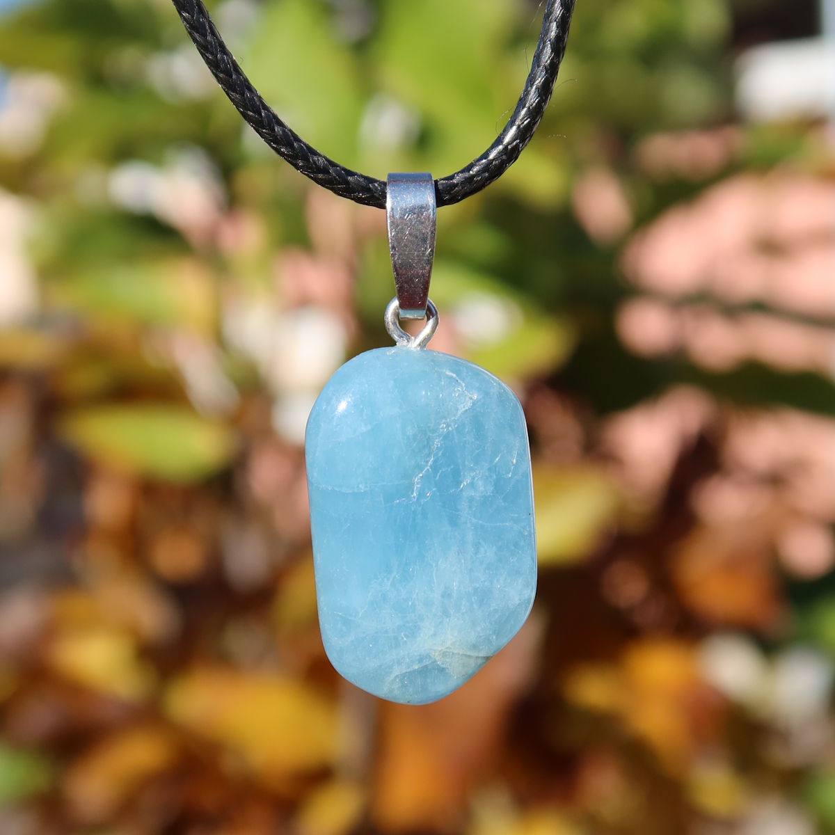 1A Qualität Aquamarin Anhänger 28mm - Ausgeglichenheit und frische Energie - UNIKAT Nr. 19 vor herbstlichem Hintergrund