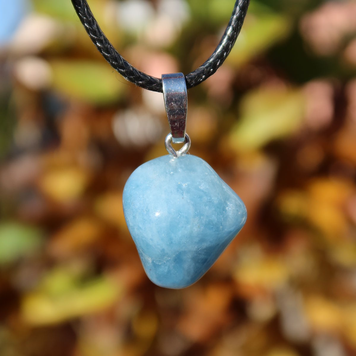 Natürlicher Aquamarin Anhänger 23mm - Ausgeglichenheit und frische Energie - UNIKAT Nr. 5 in Nahaufnahme, hellblauer Stein.