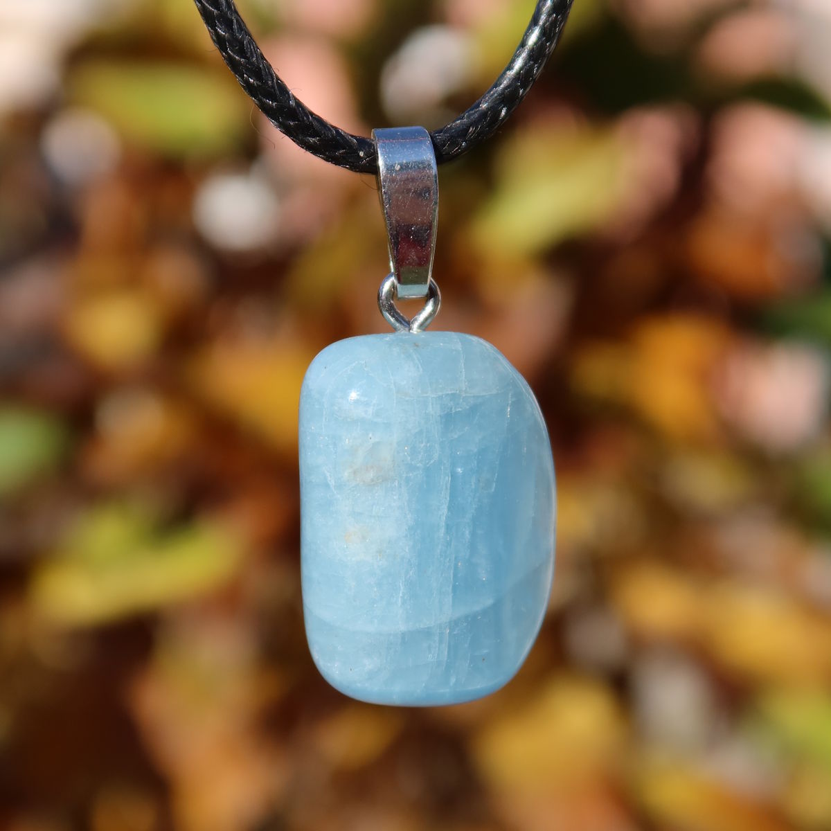 1A Qualität Aquamarin Anhänger 25mm - Ausgeglichenheit und frische Energie - UNIKAT Nr. 7 in natürlichem Licht mit Hintergrund