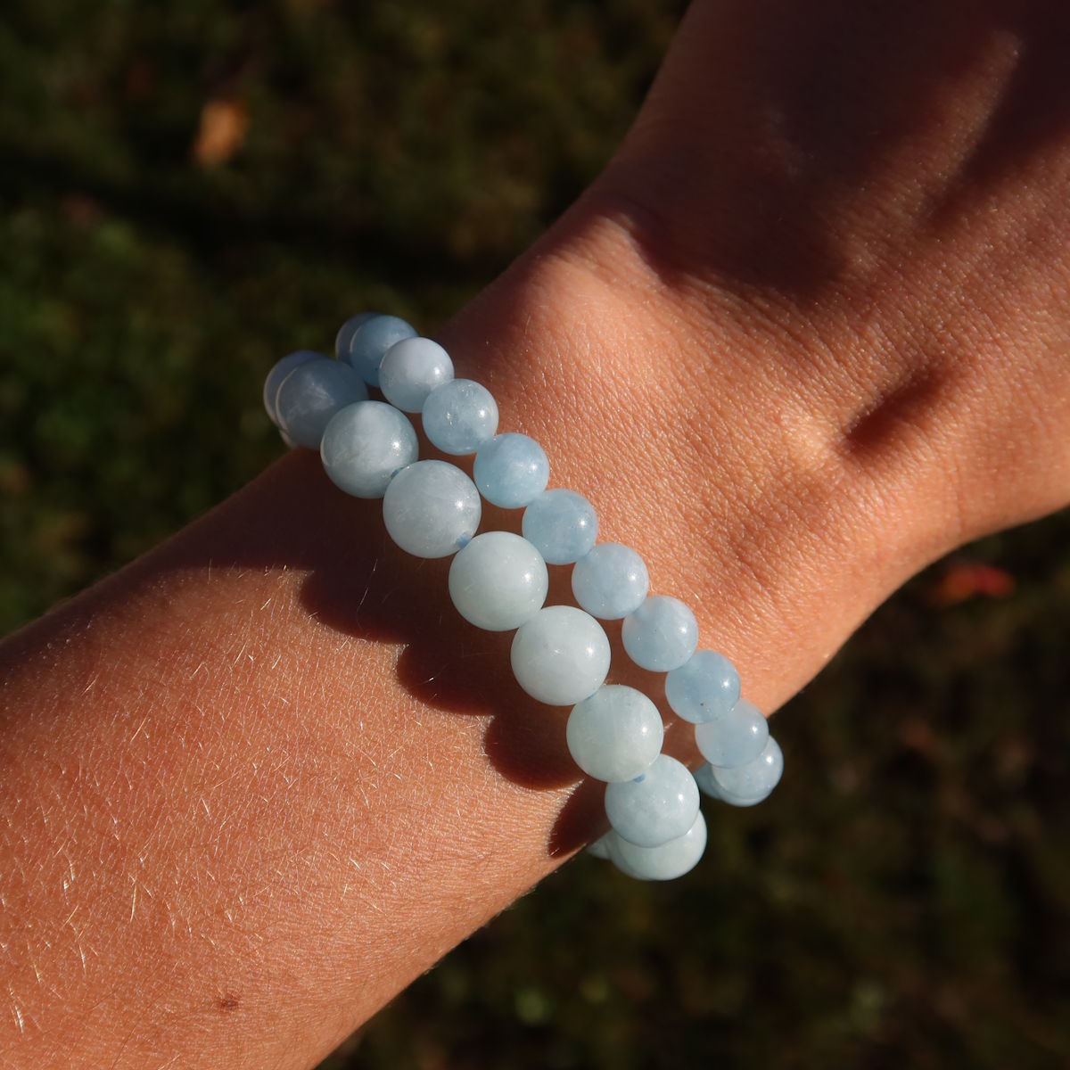 Aquamarin 1A Edelstein Armband - 1 Stück - in Varianten 4-6-8 oder 10mm, himmelblaues Armband auf Handgelenk