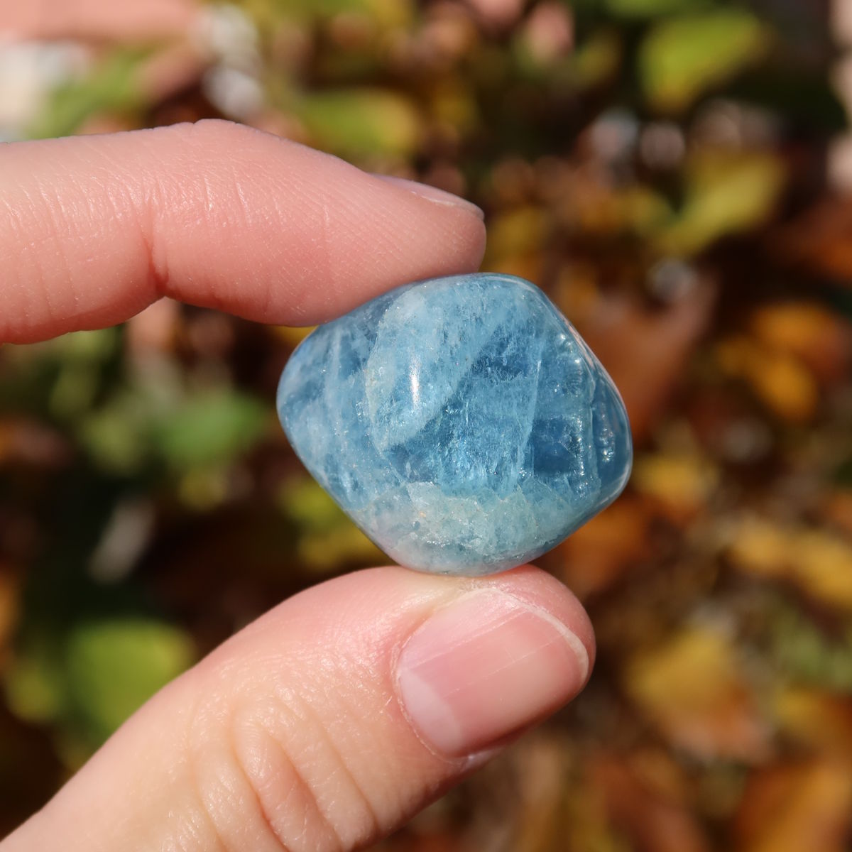 1A Qualität Aquamarin Handschmeichler 21mm - Ausgeglichenheit und frische Energie - UNIKAT Nr. 10, hellblauer Edelstein in Hand