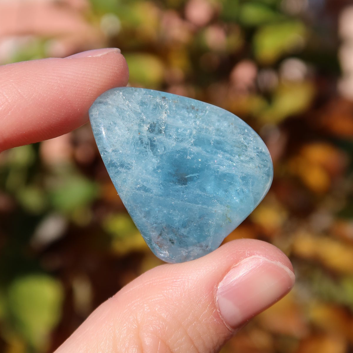 1A Qualität Aquamarin Handschmeichler 30mm - Ausgeglichenheit und frische Energie - UNIKAT Nr. 15, hellblauer Stein im Sonnenlicht