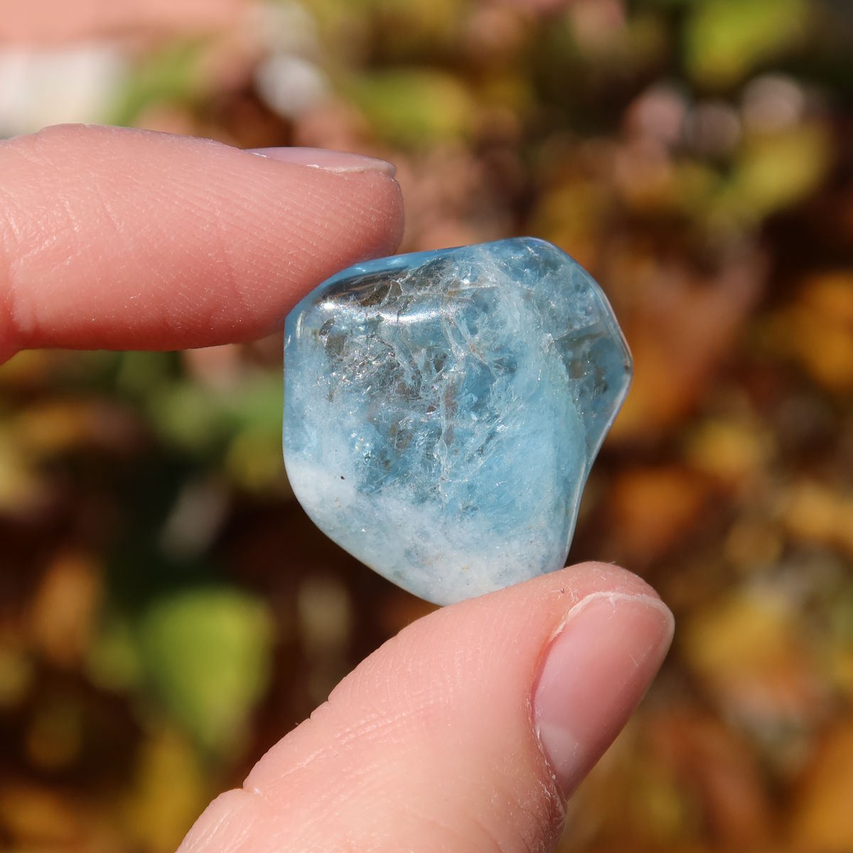 1A Qualität Aquamarin Handschmeichler 22mm - Ausgeglichenheit und frische Energie - UNIKAT Nr. 17 in der Hand gehalten