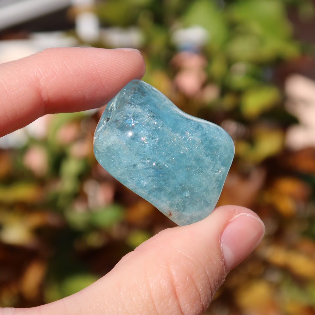 1A Qualität Aquamarin Handschmeichler 31mm - Ausgeglichenheit und frische Energie - UNIKAT Nr. 18, hellblauer Edelstein in der Hand