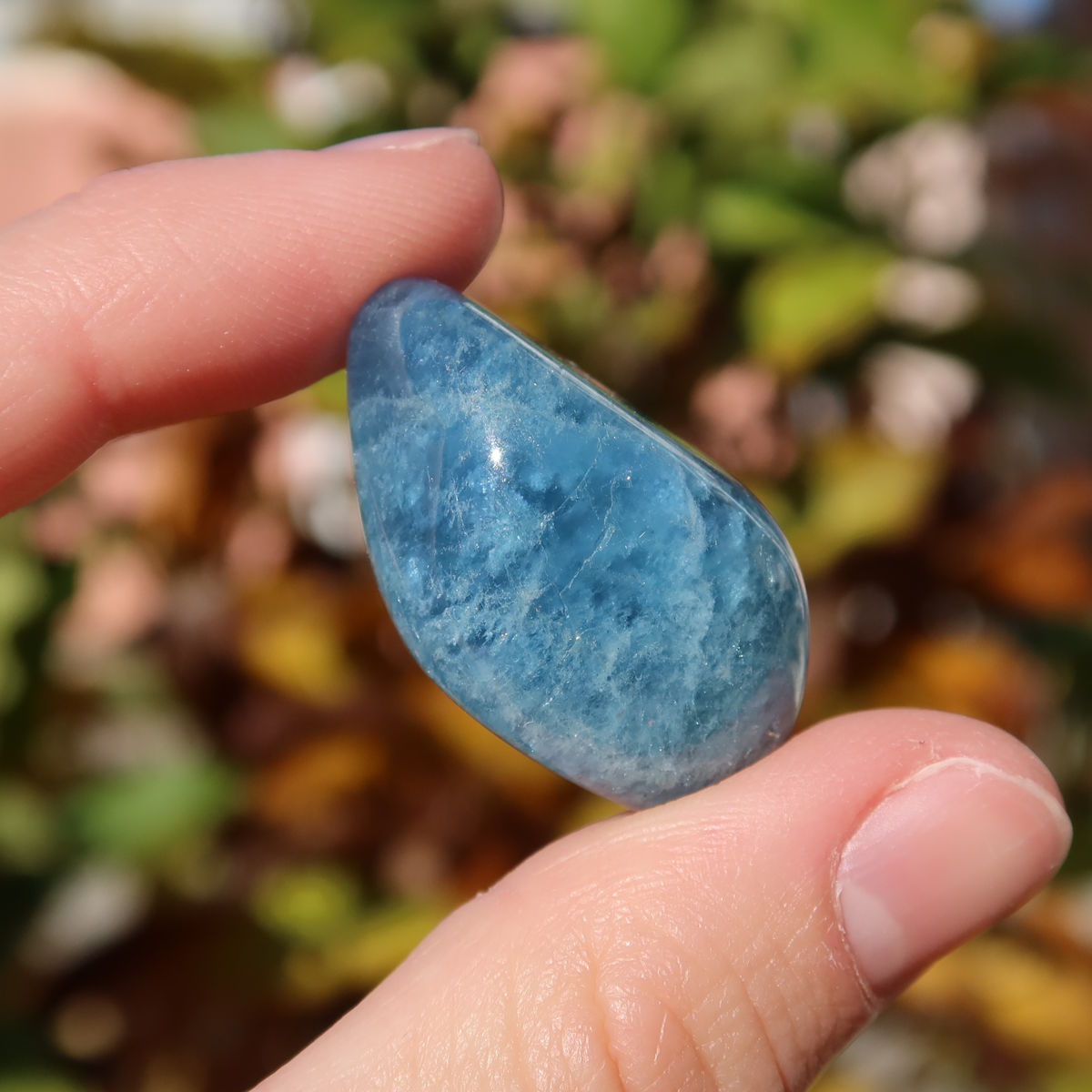 1A Qualität Aquamarin Handschmeichler 30mm - Ausgeglichenheit und frische Energie - UNIKAT Nr. 19, hellblauer Edelstein in Hand gehalten