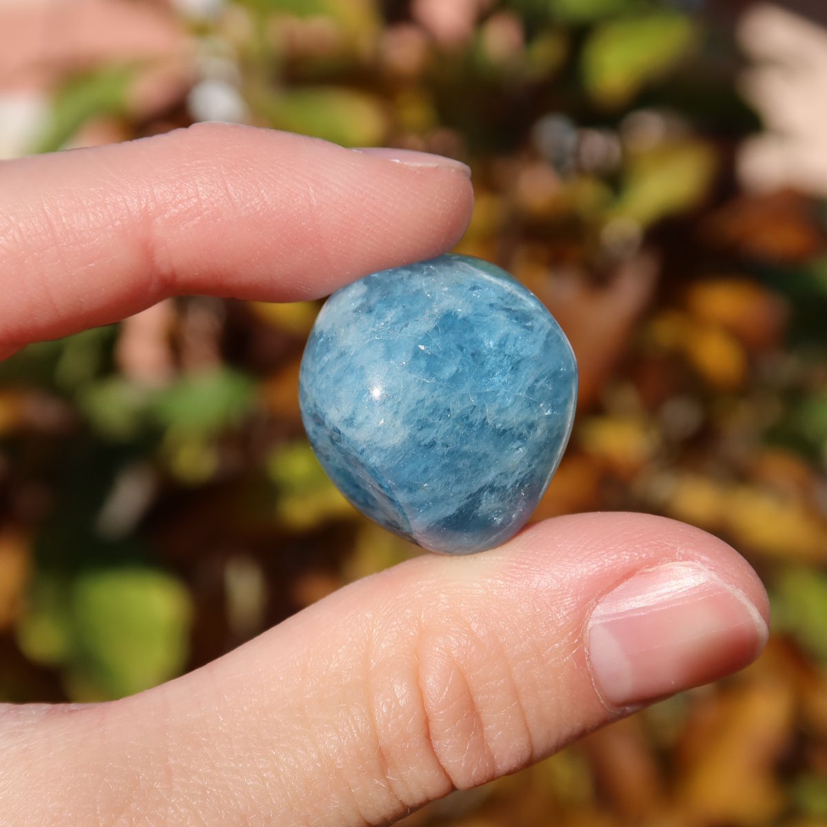 1A Qualität Aquamarin Handschmeichler 21mm - Ausgeglichenheit und frische Energie - UNIKAT Nr. 1 in der Hand