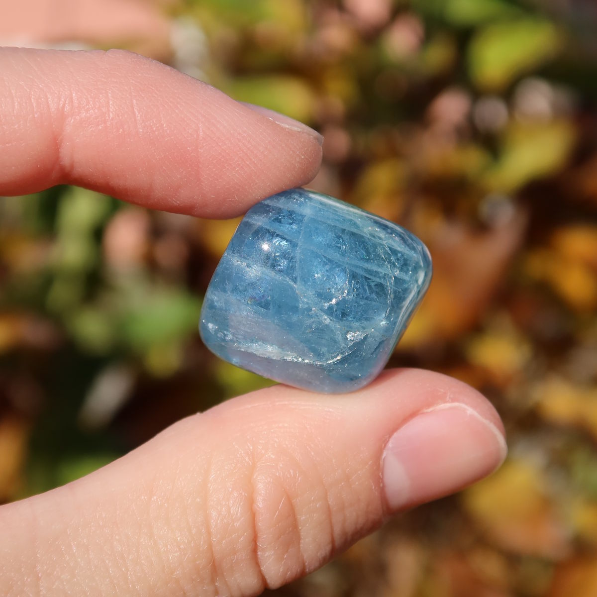 1A Qualität Aquamarin Handschmeichler 25mm - Ausgeglichenheit und frische Energie - UNIKAT Nr. 2, sanft, klarer Aquamarinstein in Hand