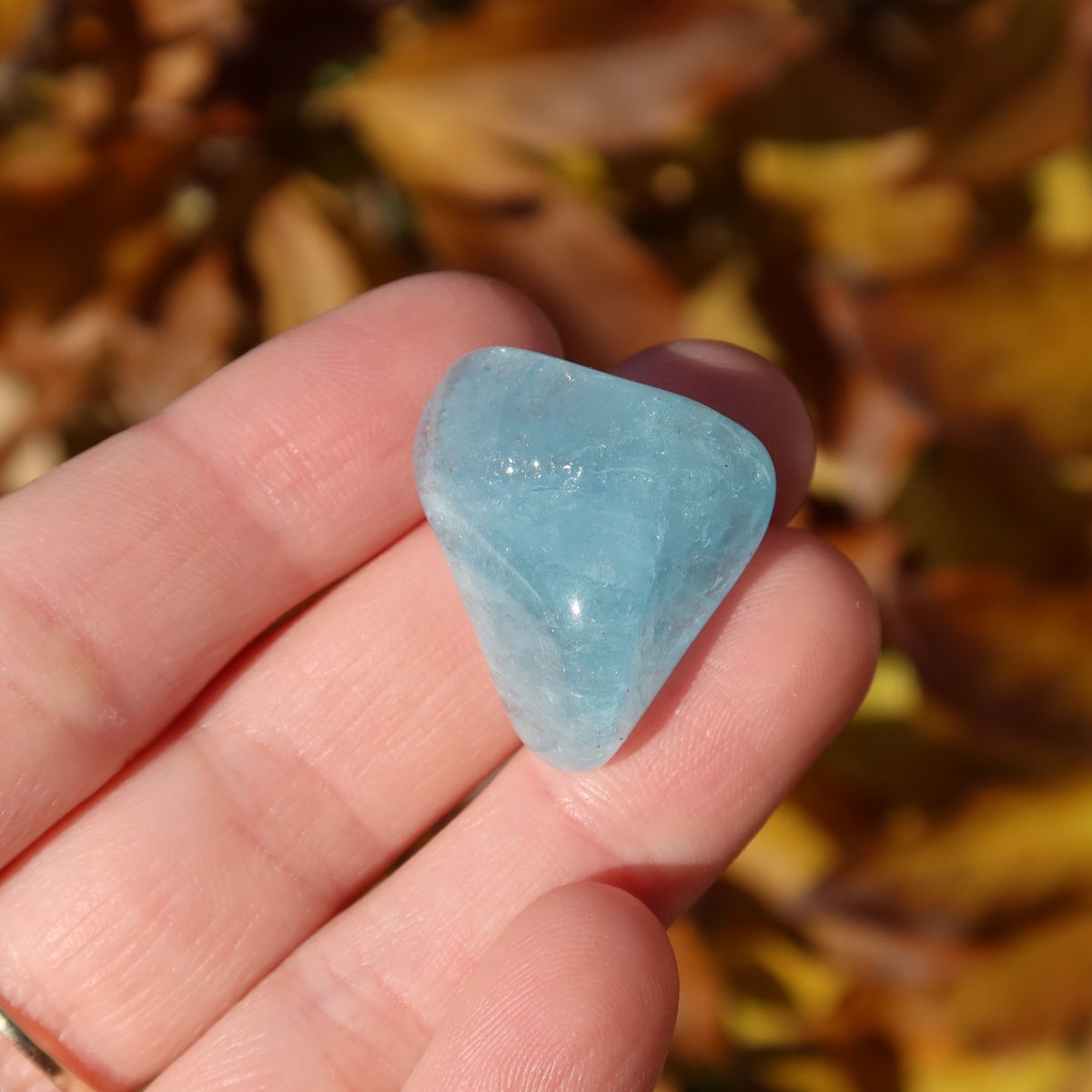 1A Qualität Aquamarin Handschmeichler 25mm - Ausgeglichenheit und frische Energie - UNIKAT Nr. 3 in Hand gehalten