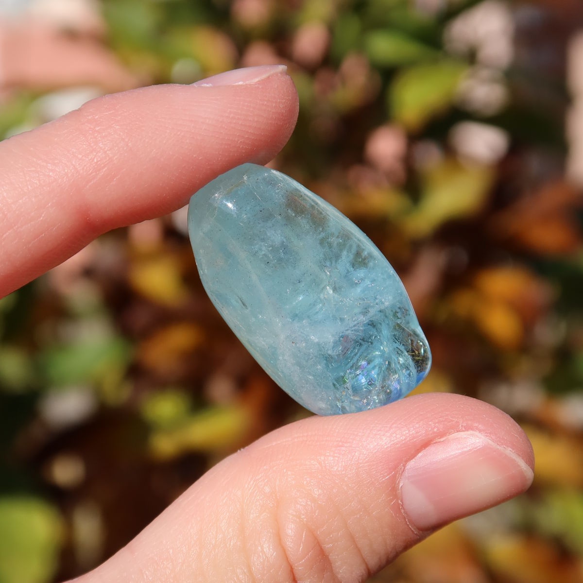 1A Qualität Aquamarin Handschmeichler 30mm - Ausgeglichenheit und frische Energie - UNIKAT Nr. 4 in der Hand gehalten