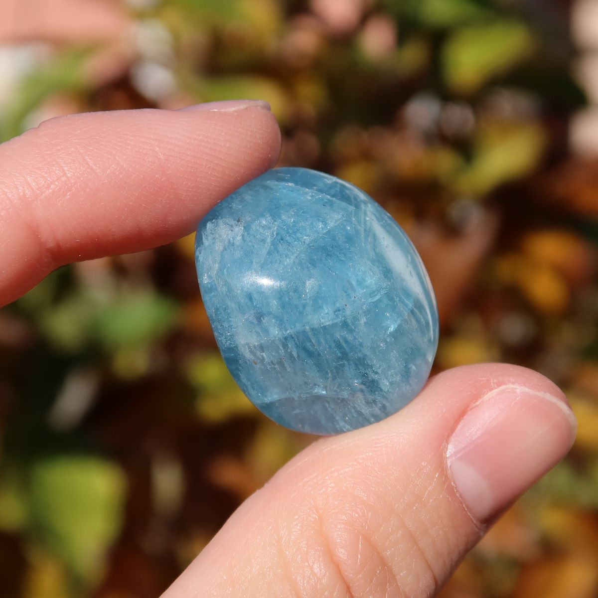 1A Qualität Aquamarin Handschmeichler 22mm - Ausgeglichenheit und frische Energie - UNIKAT Nr. 5, hellblauer Edelstein in Hand gehalten