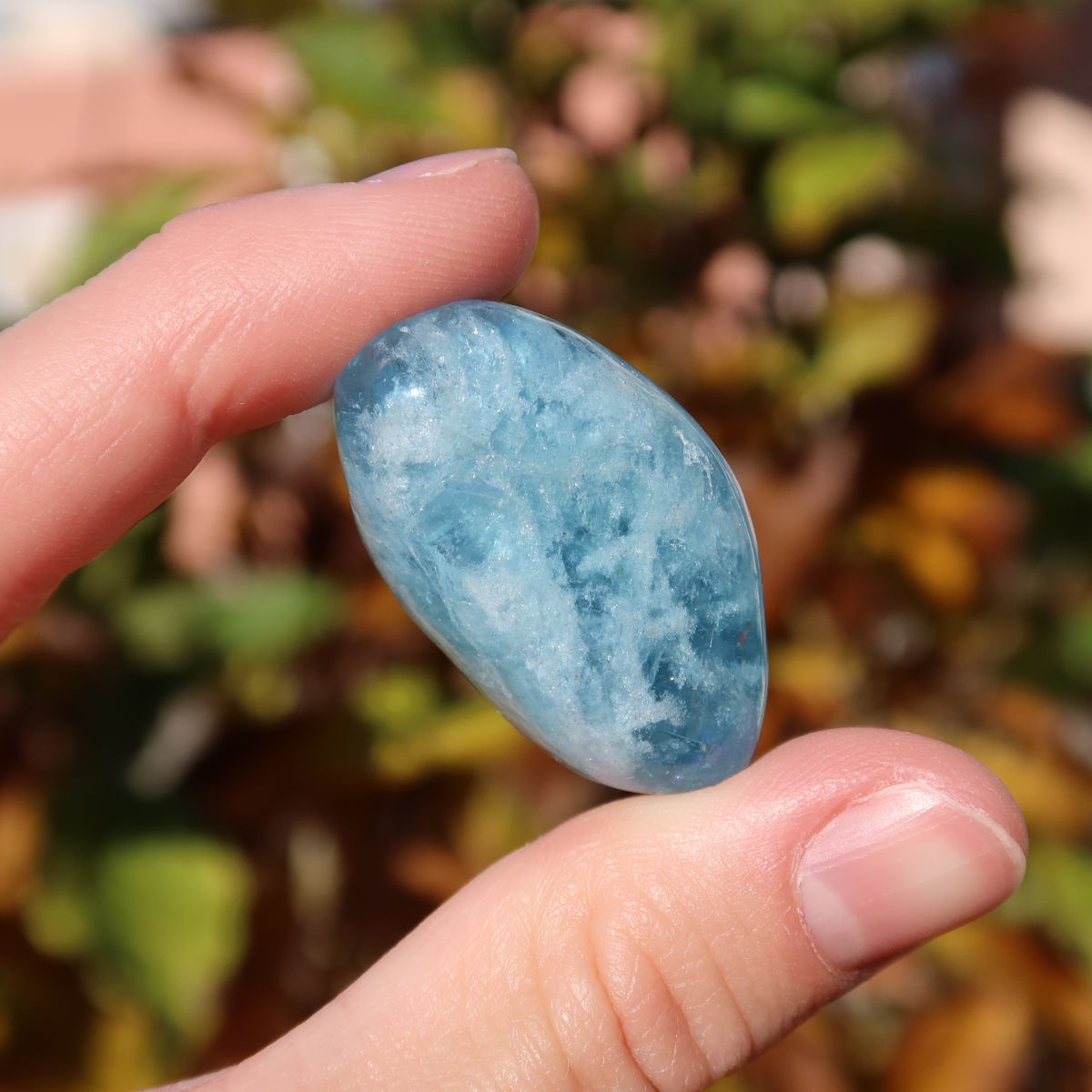 1A Qualität Aquamarin Handschmeichler 35mm - Ausgeglichenheit und frische Energie - UNIKAT Nr. 6 in Hand gehalten