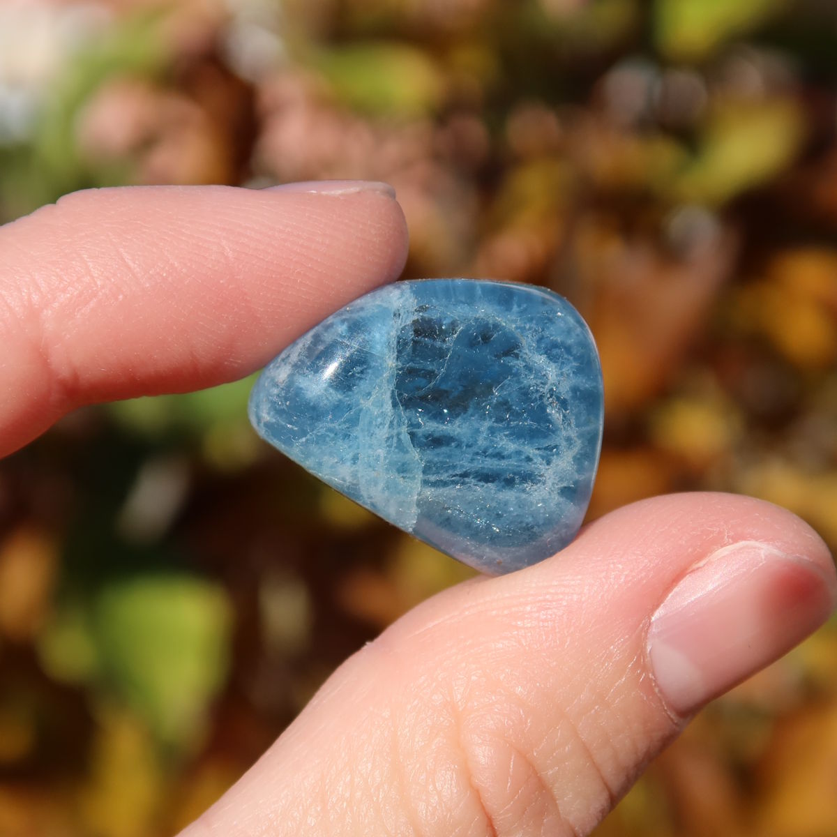 1A Qualität Aquamarin Handschmeichler 21mm - Ausgeglichenheit und frische Energie - UNIKAT Nr. 7 in Hand, glänzend blau