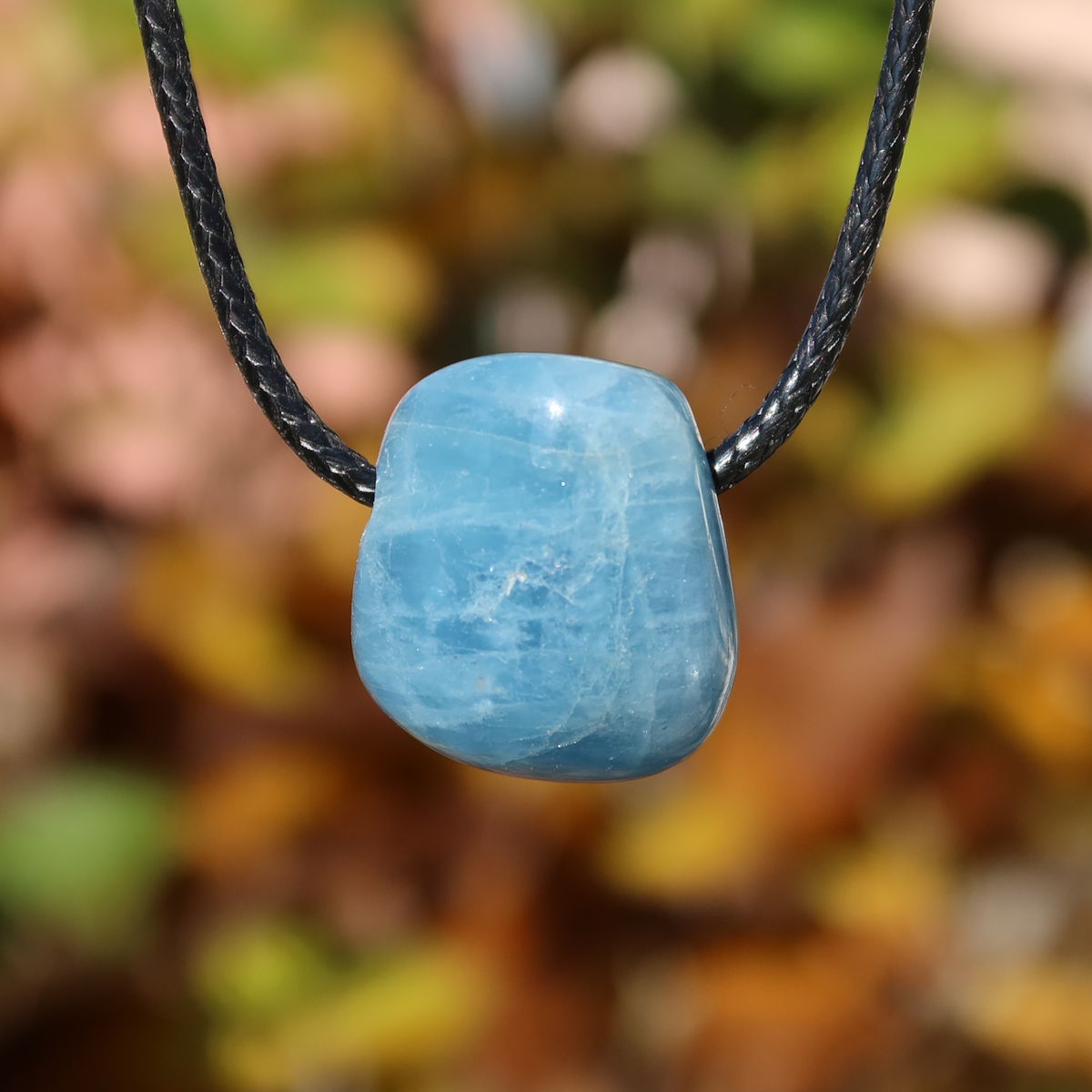 1A Qualität Aquamarin gebohrt 22mm - Ausgeglichenheit und frische Energie - UNIKAT Nr. 11 Anhänger in hellblau auf schwarzem Band