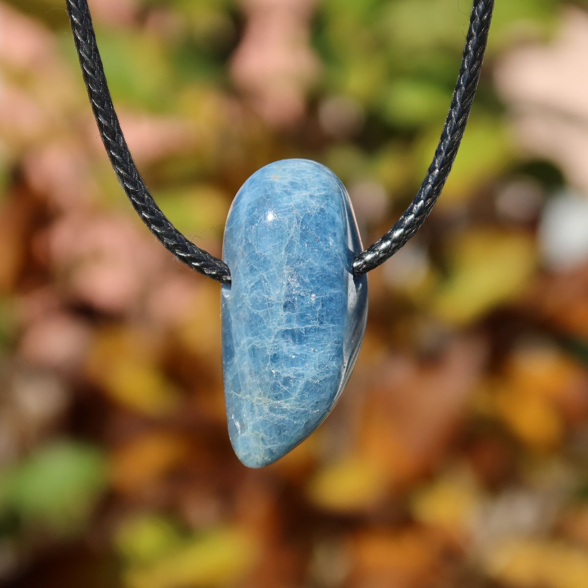 1A Qualität Aquamarin gebohrt 31mm - Ausgeglichenheit und frische Energie - UNIKAT Nr. 12 Anhänger vor verschwommenem Hintergrund