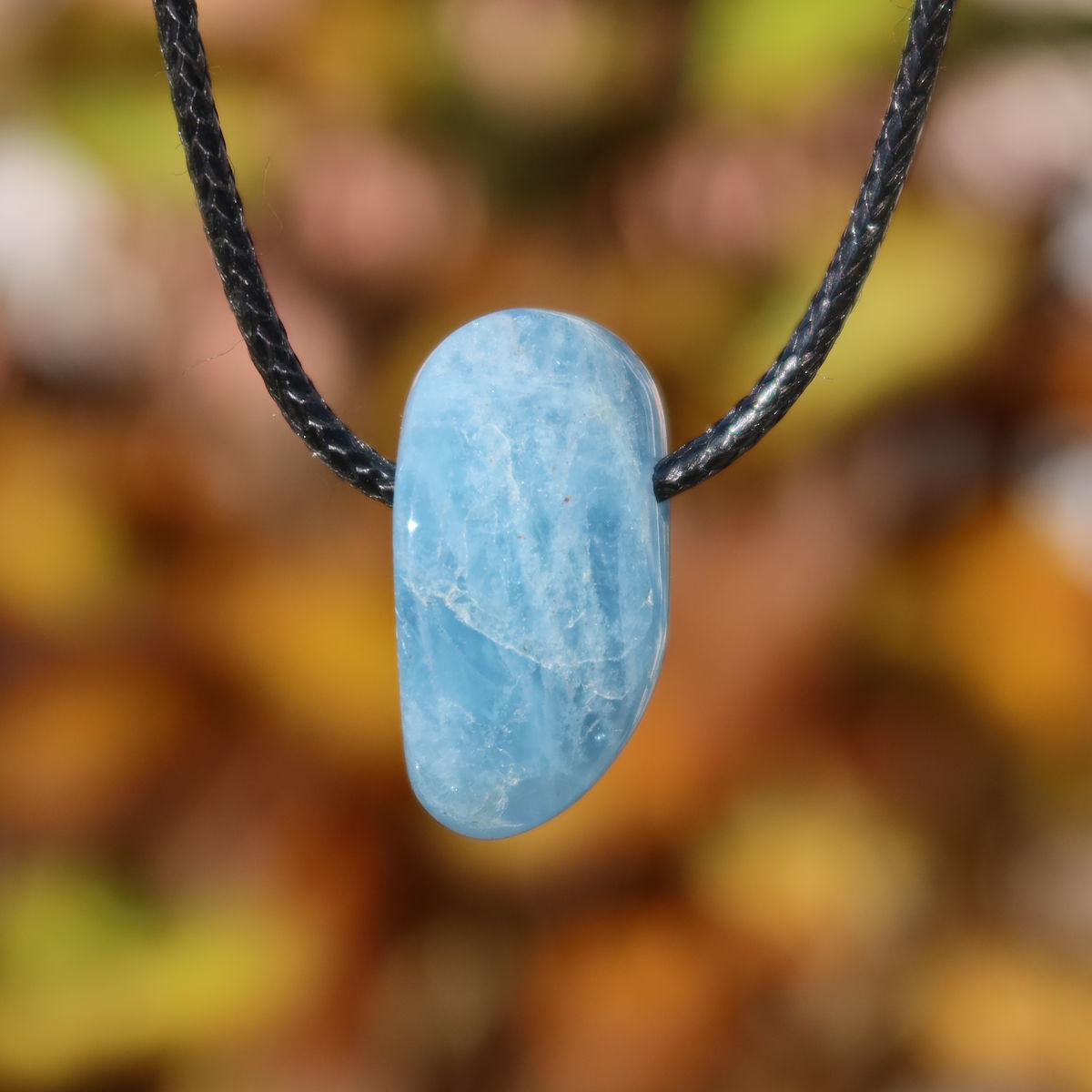 1A Qualität Aquamarin gebohrt 26mm - Ausgeglichenheit und frische Energie - UNIKAT Nr. 4 blaues Schmuckstück auf dunkler Kette