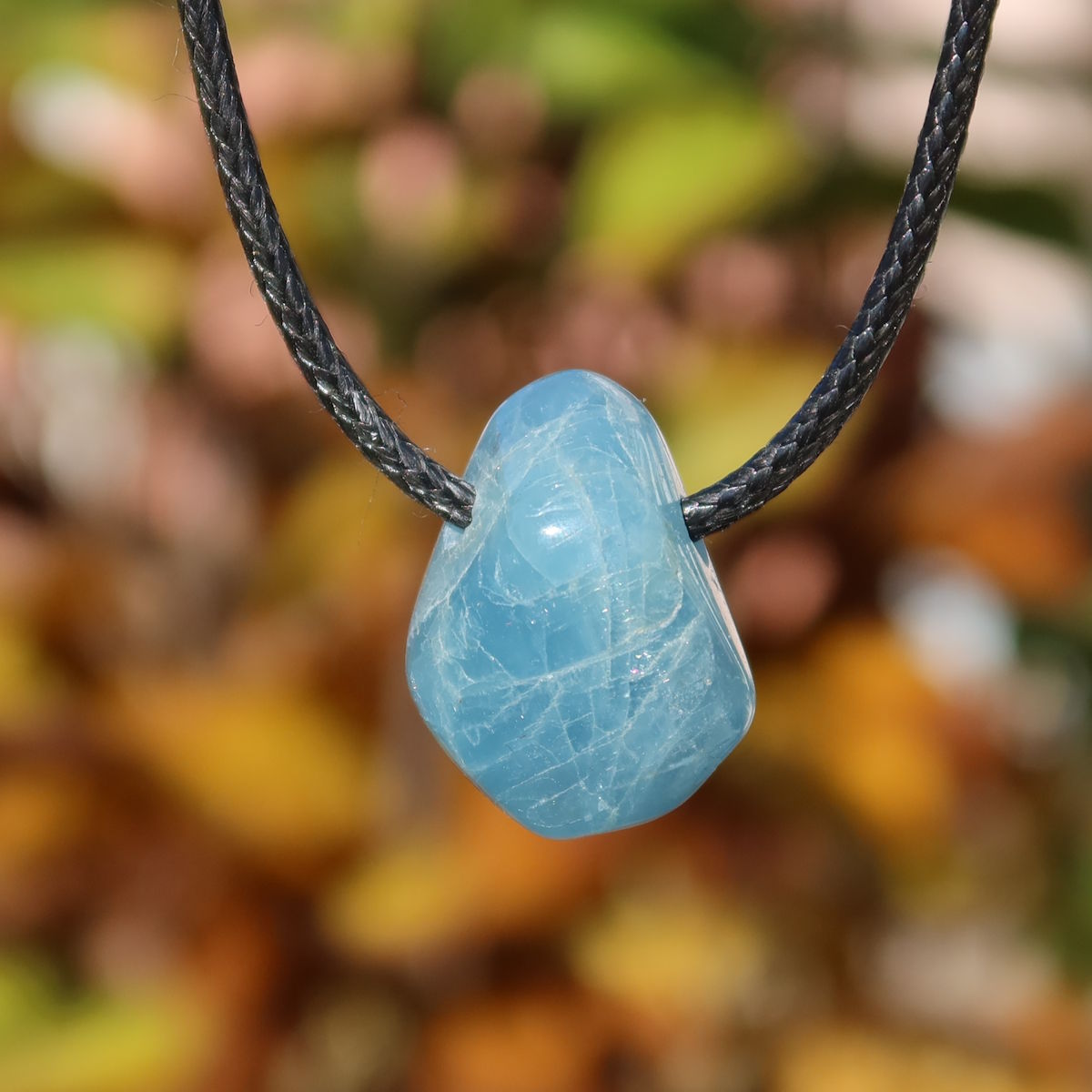 1A Qualität Aquamarin gebohrt 23mm - Ausgeglichenheit und frische Energie - UNIKAT Nr. 6, blauer Anhänger an schwarzem Band