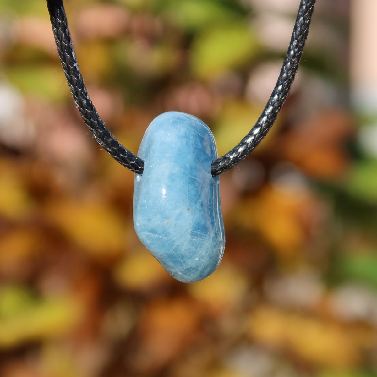 1A Qualität Aquamarin gebohrt 25mm - Ausgeglichenheit und frische Energie - UNIKAT Nr. 7 Anhänger in sonnigem Licht auf Naturhintergrund