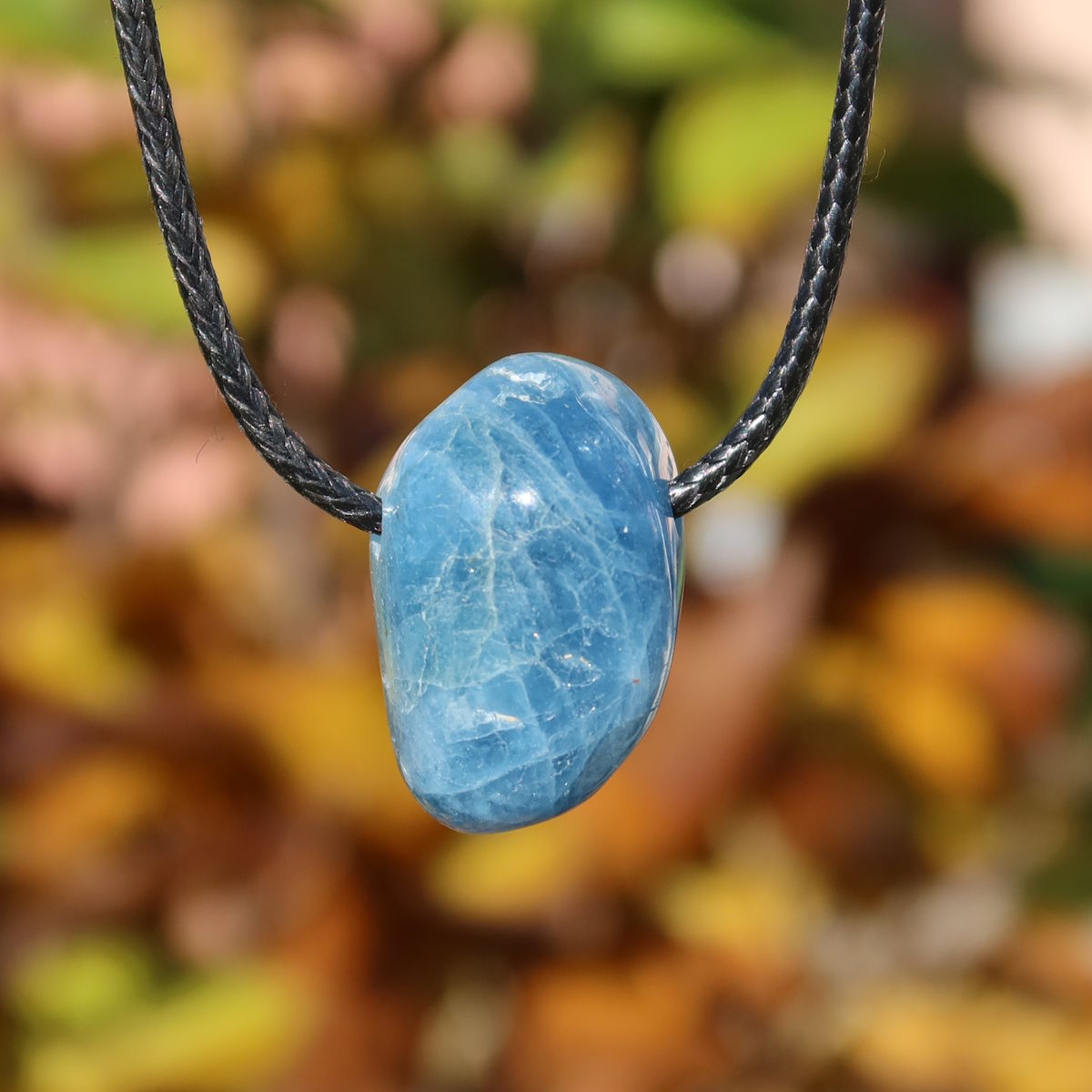 1A Qualität Aquamarin gebohrt 26mm - Ausgeglichenheit und frische Energie - UNIKAT Nr. 9, sanftes Licht der Natur im Hintergrund